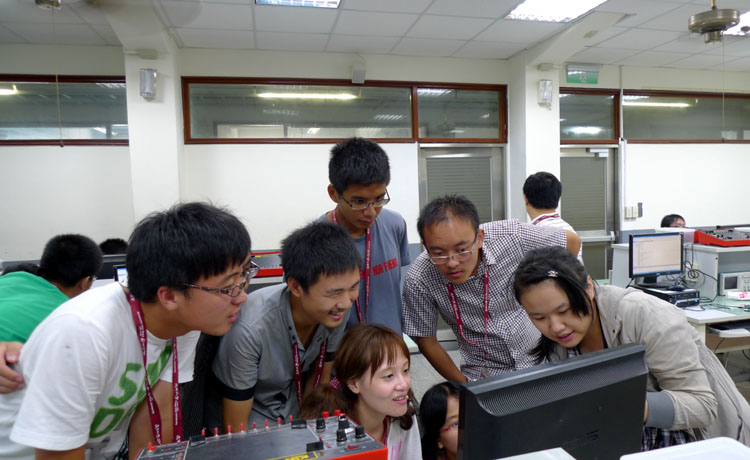 台湾av
学生与逢甲大学学生探讨手动实验