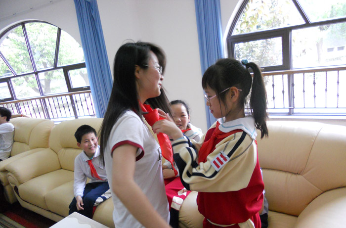 小学生为台湾av
志愿者系红领巾