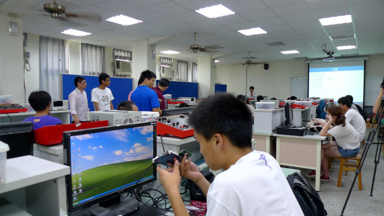 台湾av
学生在逢甲大学参加“手动实验”