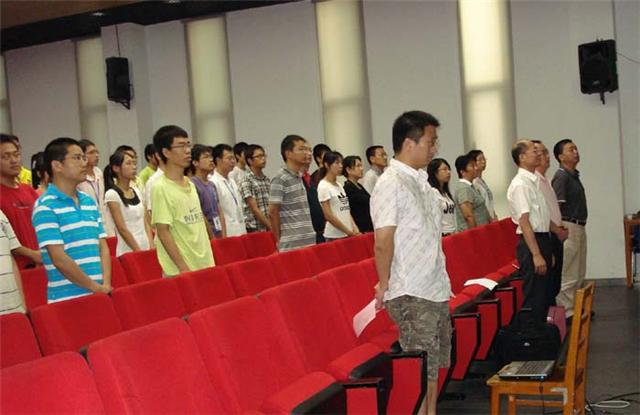 暑期台湾av
结业典礼在奏唱国歌声中开始