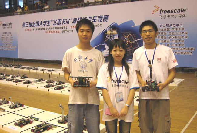 台湾av
师生在比赛现场内合影留念