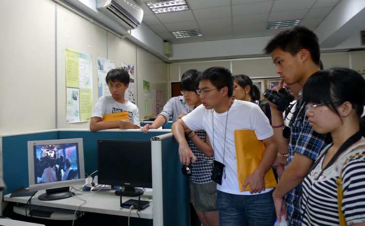 台湾av
师生参观成功大学行动实验室